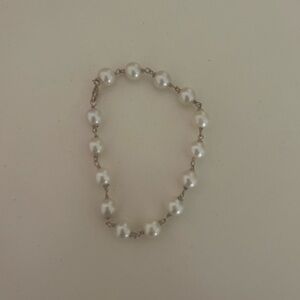 Elegant Pearl (costume) Bracelet